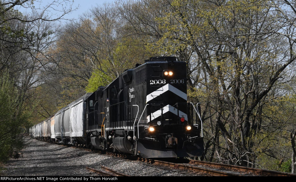 DRRV 2006 and DRRV 5304 lead RP-1 and 18 Air-Flo hoppers east at Mill Pond Rd